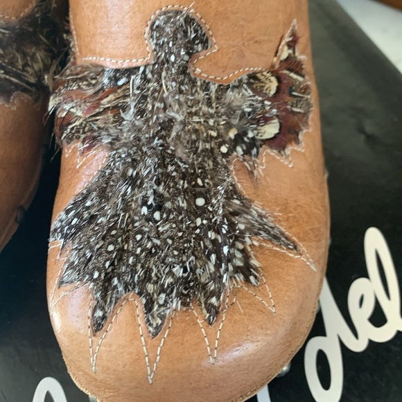 Sam Edelman Wood and Leather Clogs with Decorative Festhers - Picture 4 of 8